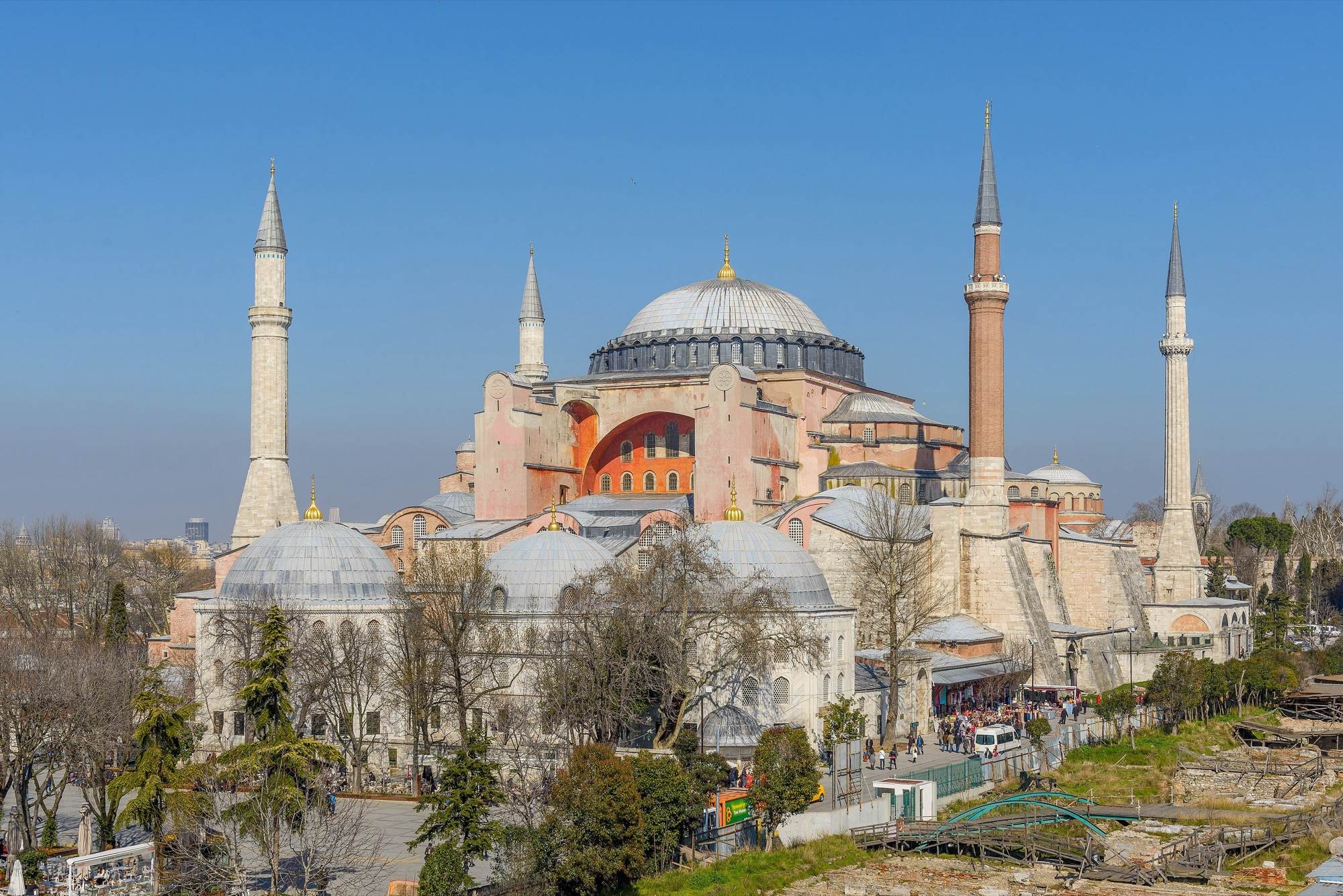 Santa Sofía con sus minaretes bajo el cielo azul de Estambul