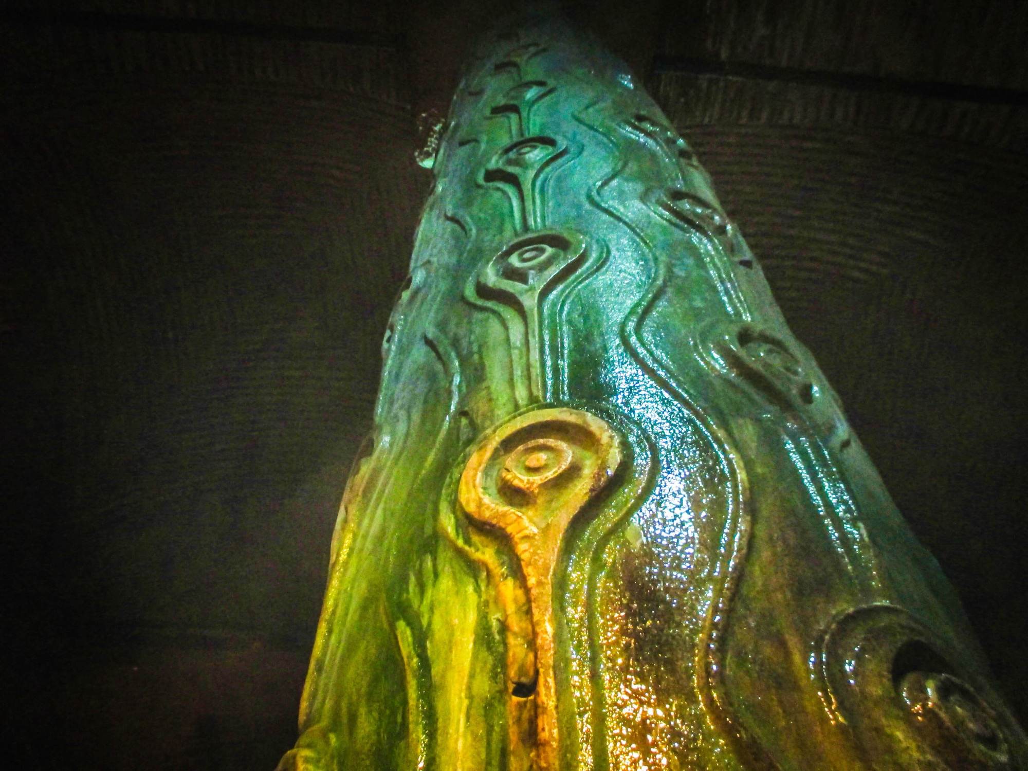 La columna de los ojos de gallina, decorada con ojos y ramas en relieve