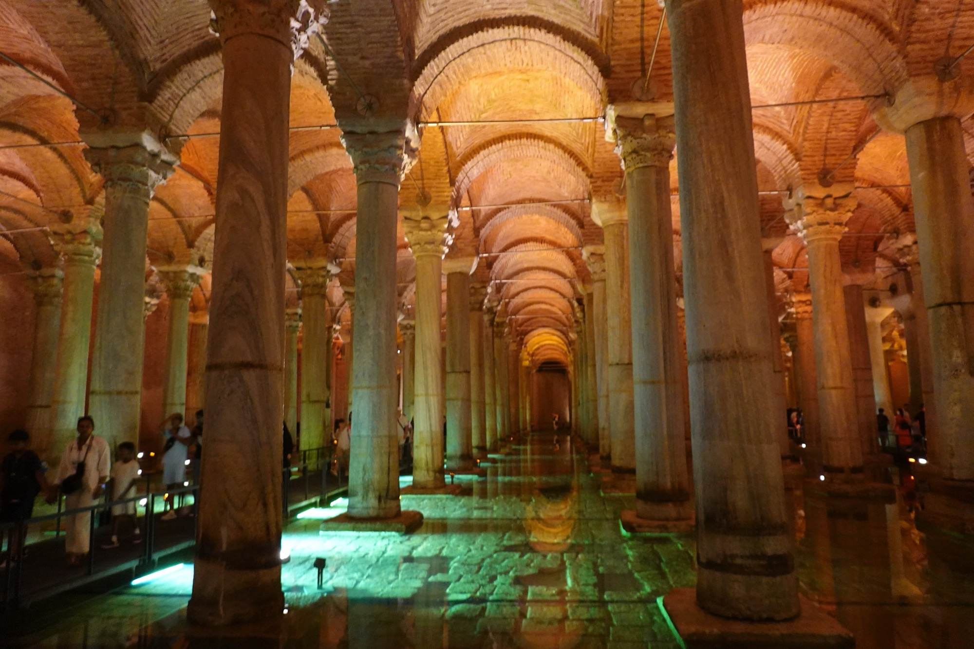 Pasarelas entre columnas sobre el agua iluminada de la Cisterna Basílica